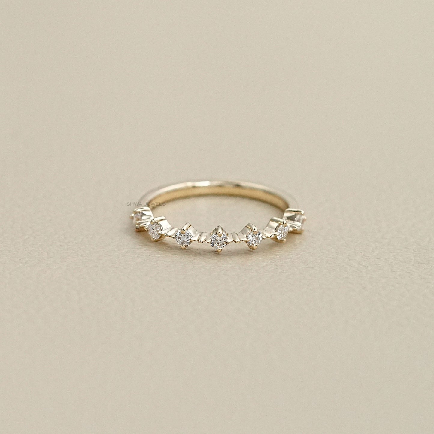Round Diamond Prong Engagement Band