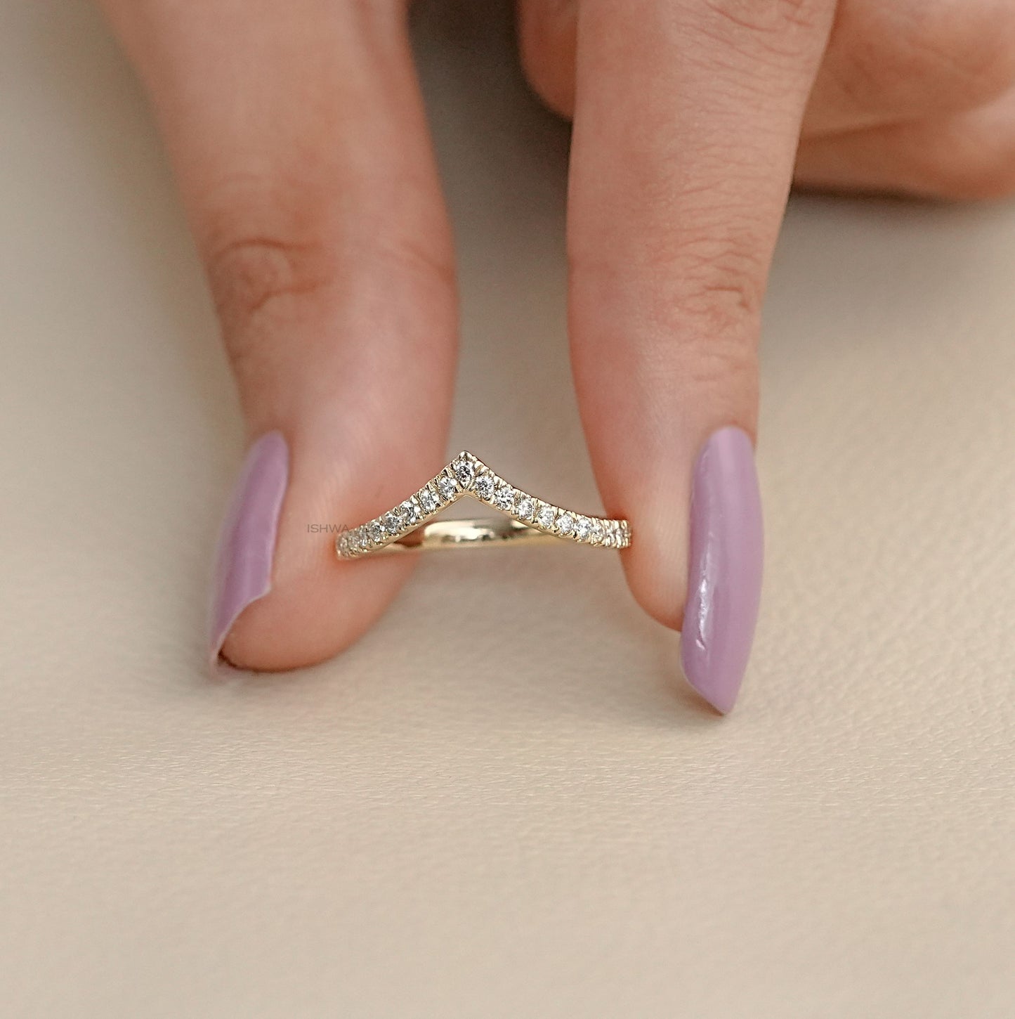 Round Diamond Curved Band