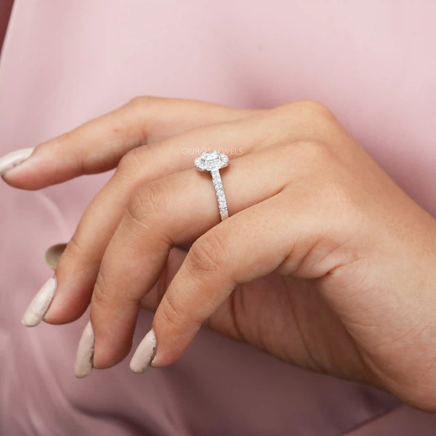 Round Diamond Halo Engagement Ring