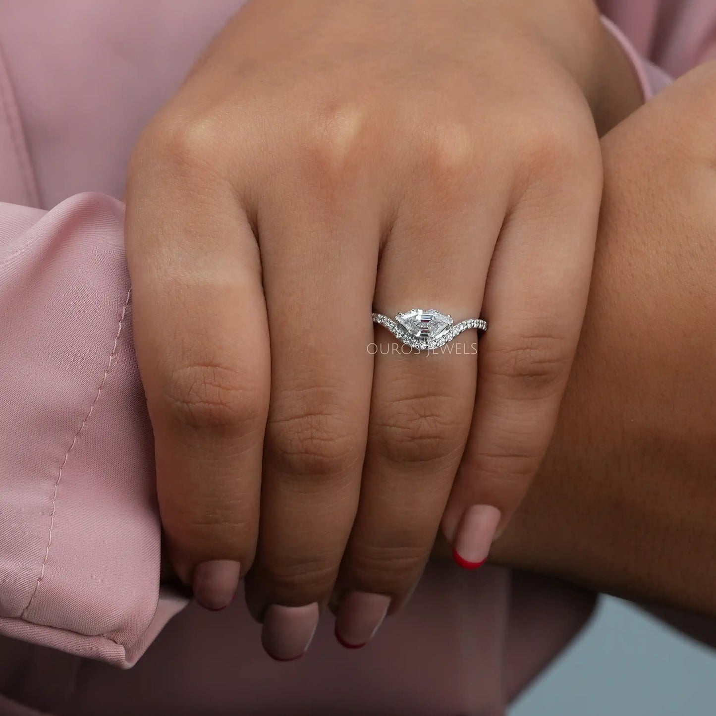 Lips Cut Diamond Curved Ring