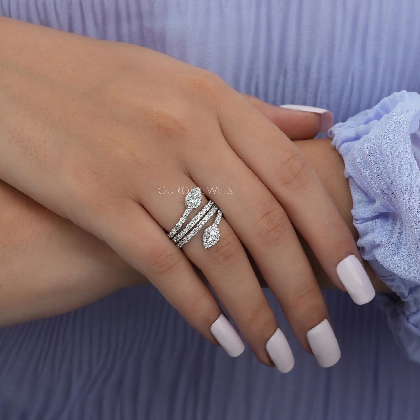 Round Cut Diamond Spiral Band