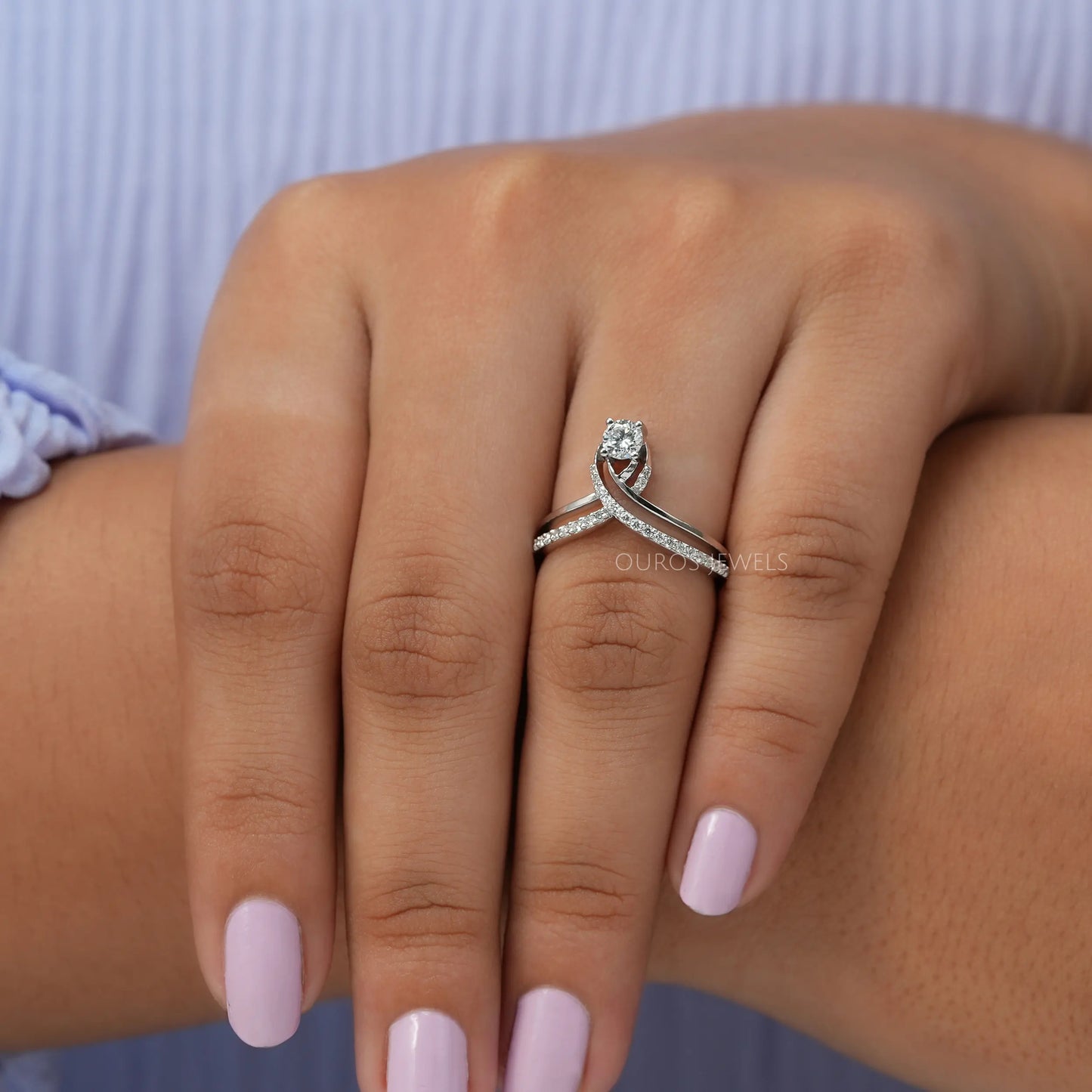 Round Cut Diamond Curved Ring