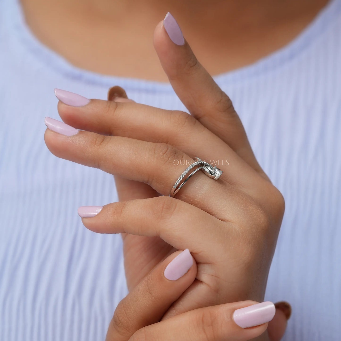 Round Cut Diamond Curved Ring