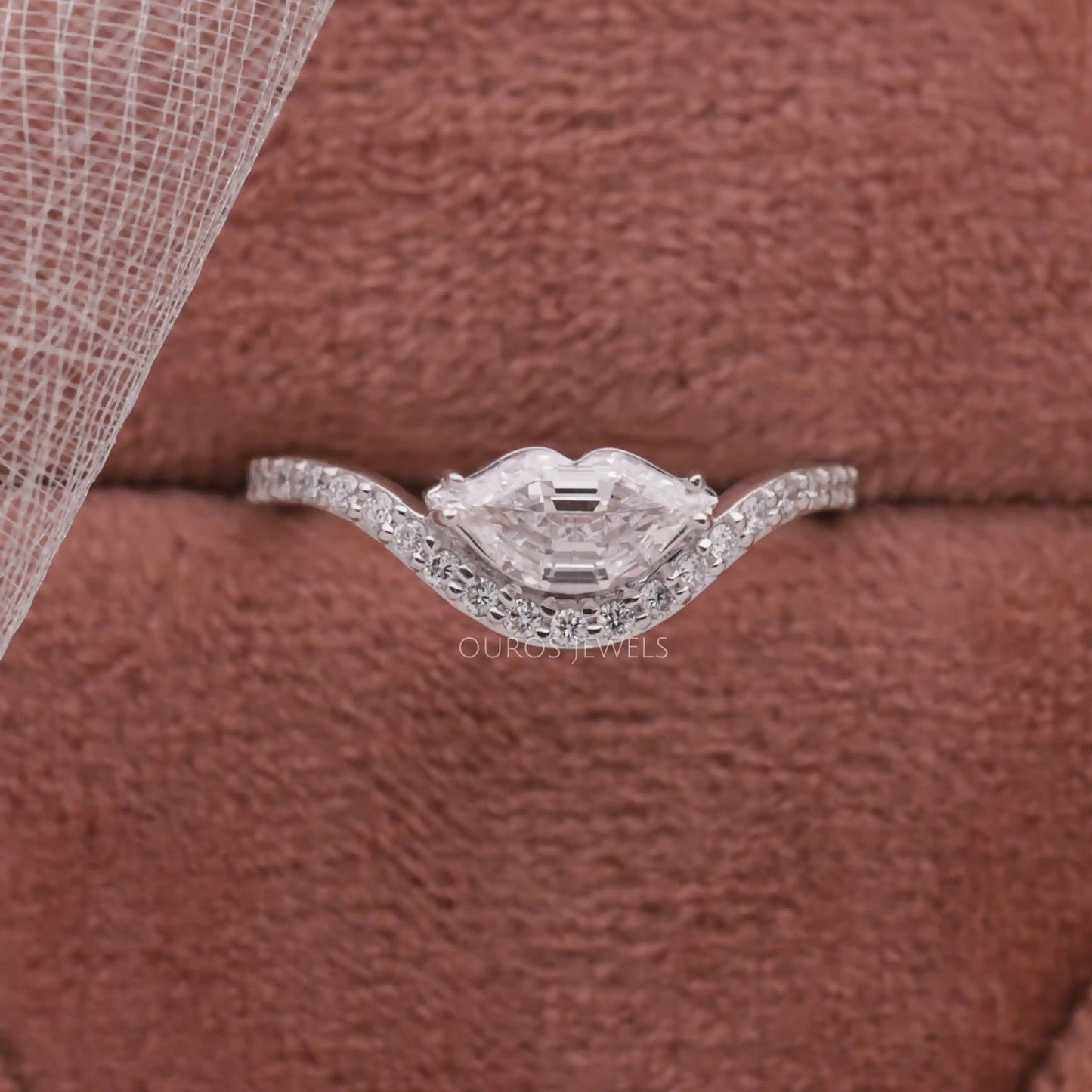 Lips Cut Diamond Curved Ring