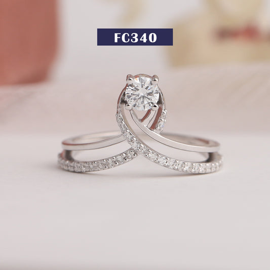 Round Cut Diamond Curved Ring